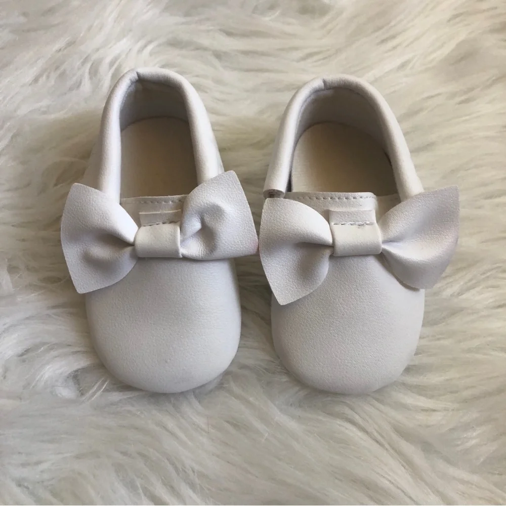 White fringe with bows 6-12M baby girl moccasins